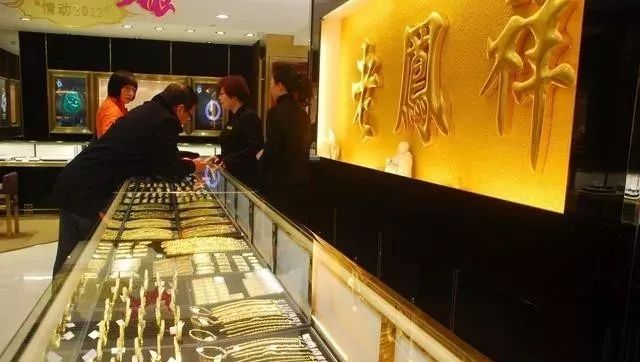 探秘黄金珠宝，周大福与老凤祥的含金量之争